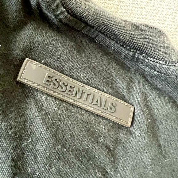 Essential men black medium T shirt - Picture 4 of 5